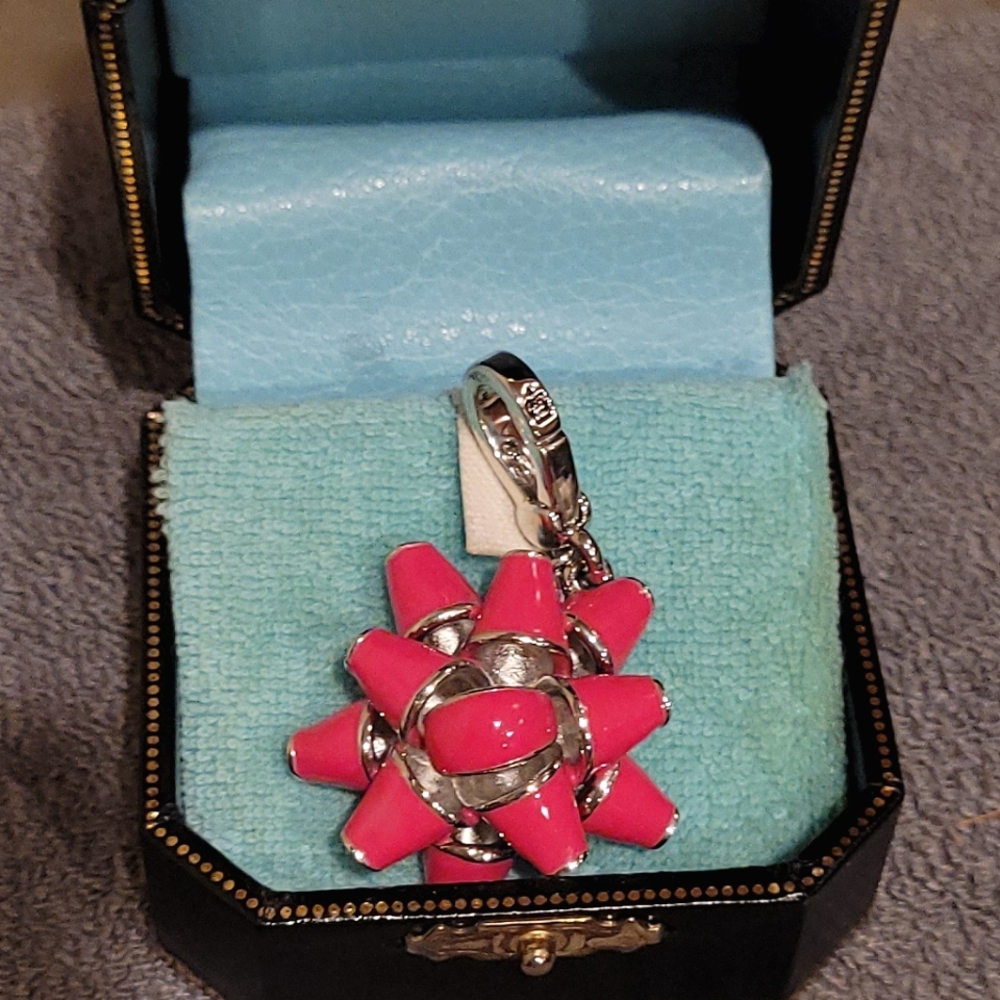 JUICY COUTURE 2010 LIMITED EDITION PINK GIFT WRAP BOW CHARM